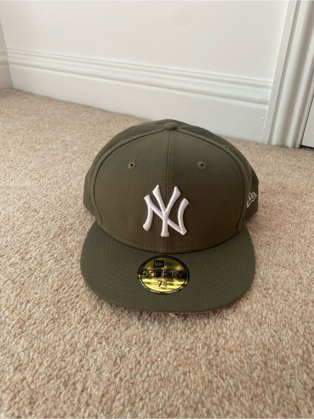 New Era 59FIFTY New York Yankees League Essential Olive Green Fitted MLB Cap